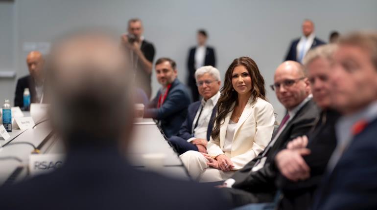 "Sheinbaum deportó a más de medio millón de migrantes", afirma Kristi Noem