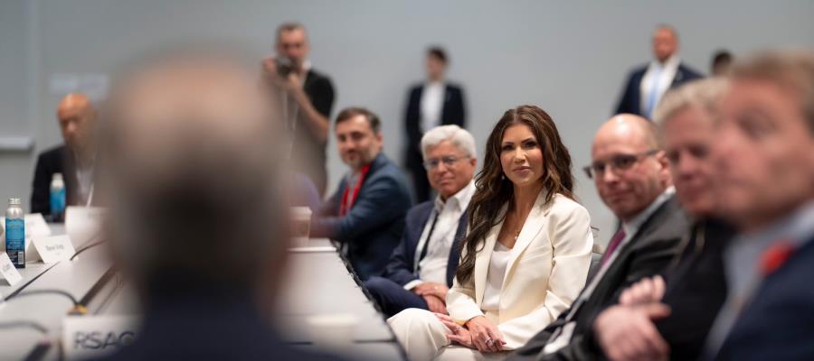 "Sheinbaum deportó a más de medio millón de migrantes", afirma Kristi Noem "Sheinbaum deportó a más de medio millón de migrantes", afirma Kristi Noem