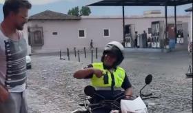 Sale Arjona por el pan y casi lo multan