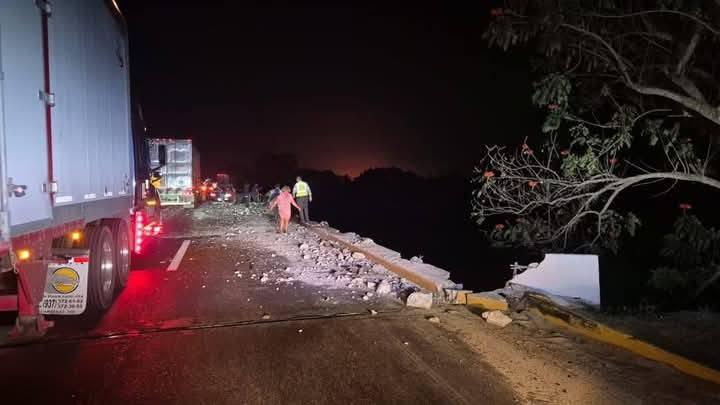 Cae tráiler del puente Samaria, en la carretera Cárdenas - Villahermosa Cae tráiler del puente Samaria, en la carretera Cárdenas - Villahermosa