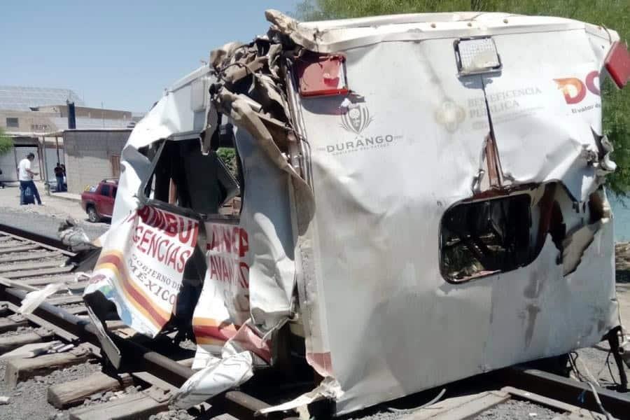 Muere director municipal de PC al intentar ganarle paso al tren en Durango