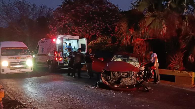 Esta madrugada choca vehículo con cabezal del puente en la Villahermosa-Nacajuca
