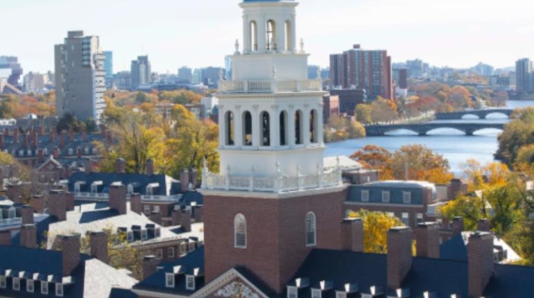 "Es lo que se merecen"; Trump quitará a Harvard su exención de impuestos
