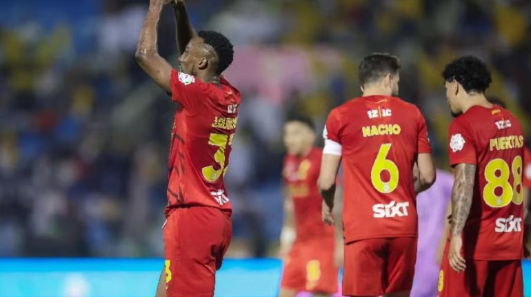 Julián Quiñones anota doblete; ya es sublíder de goleo en Arabia Saudita