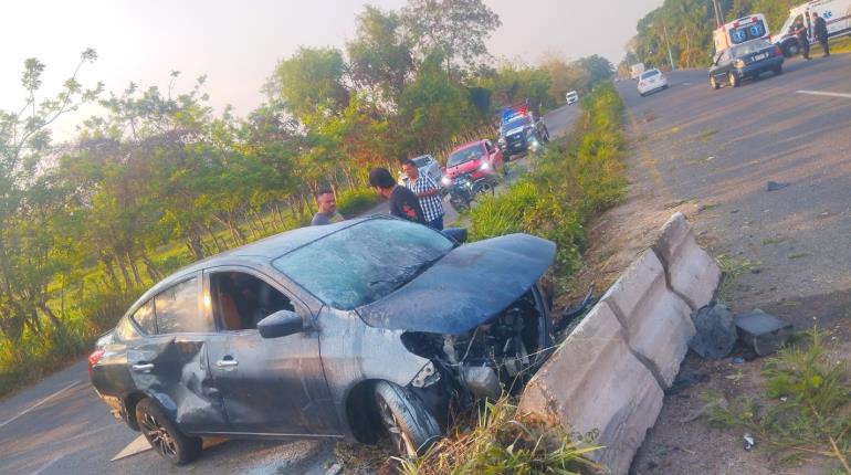 Sujeto choca contra muros de contención en la vía corta a Cunduacán