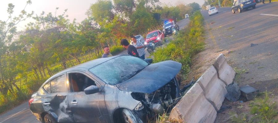 Sujeto choca contra muros de contención en la vía corta a Cunduacán Sujeto choca contra muros de contención en la vía corta a Cunduacán