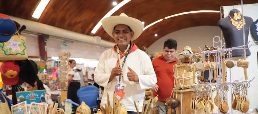 Exponen artesanos lo mejor de sus municipios y estados en la Feria Tabasco Exponen artesanos lo mejor de sus municipios y estados en la Feria Tabasco