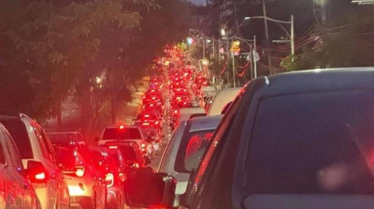 Reportan largas filas de autos para entrar y salir de la feria