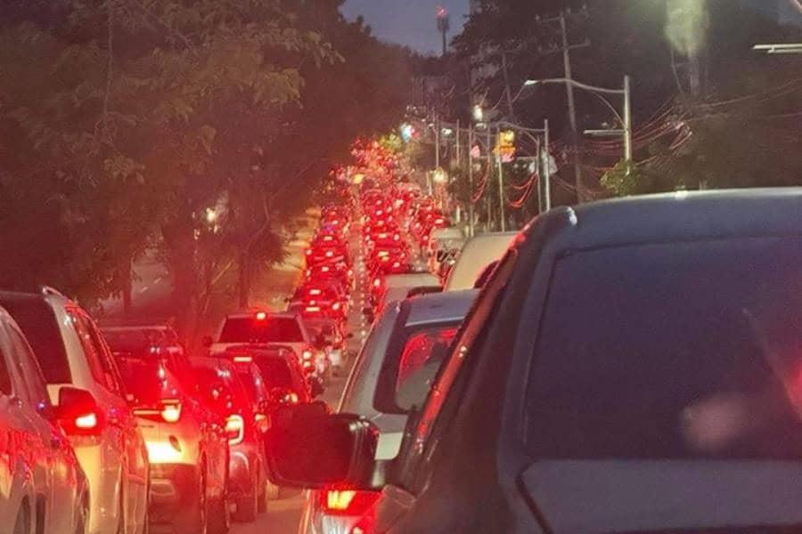 Reportan largas filas de autos para entrar y salir de la feria Reportan largas filas de autos para entrar y salir de la feria