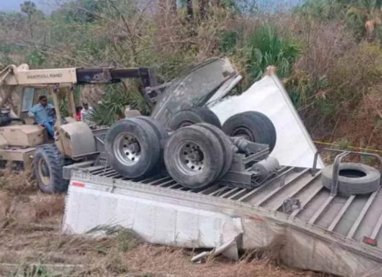Abuelito muere aplastado mientras rapiñaba carga de tráiler volcado en Tamaulipas