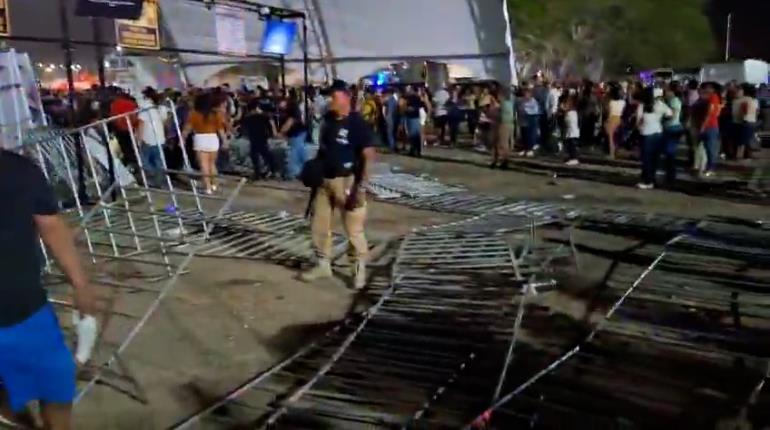 Asistentes derriban vallas para ingresar a concierto de La Arrolladora Banda El Limón