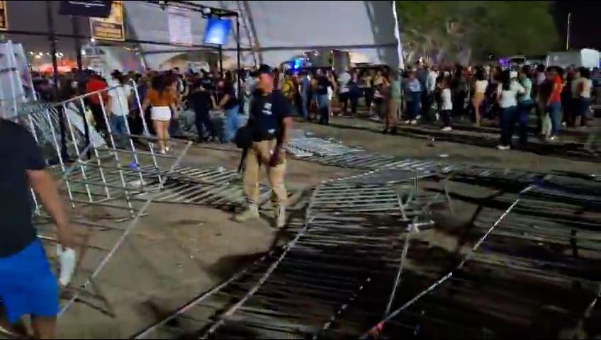 Asistentes derriban vallas para ingresar a concierto de La Arrolladora Banda El Limón Asistentes derriban vallas para ingresar a concierto de La Arrolladora Banda El Limón