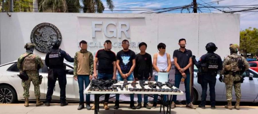 Detienen a seis sujetos con fuerte arsenal en Sinaloa Detienen a seis sujetos con fuerte arsenal en Sinaloa