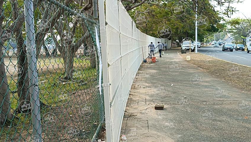 Refuerzan cerca perimetral del estacionamiento del Parque Tabasco con malla acero Refuerzan cerca perimetral del estacionamiento del Parque Tabasco con malla acero