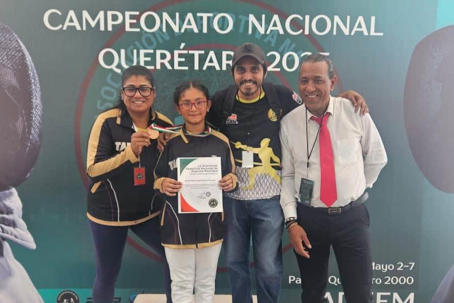 Hermanas tabasqueñas ganan bronce en campeonato nacional de esgrima Hermanas tabasqueñas ganan bronce en campeonato nacional de esgrima