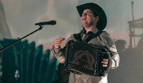 Alfredo Olivas sufre aparatosa caída durante concierto en Los Mochis