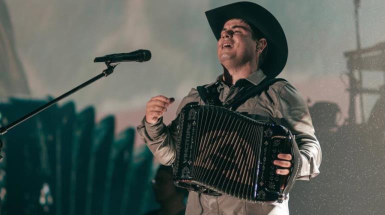 Alfredo Olivas sufre aparatosa caída durante concierto en Los Mochis