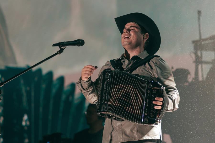 Alfredo Olivas sufre aparatosa caída durante concierto en Los Mochis Alfredo Olivas sufre aparatosa caída durante concierto en Los Mochis