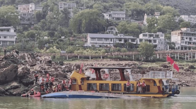 Reportan 3 muertos, 60 hospitalizados y 14 desaparecidos tras volcadura de 2 botes en China