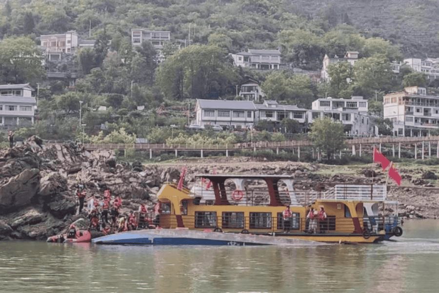 Reportan 3 muertos, 60 hospitalizados y 14 desaparecidos tras volcadura de 2 botes en China