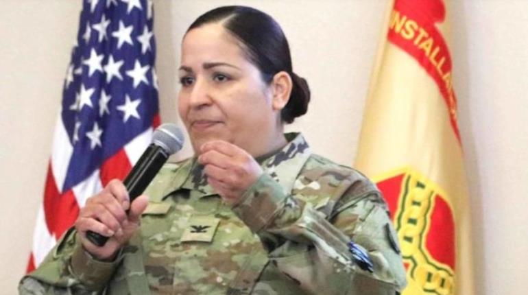 Suspenden a la primera comandante de una base militar de EE.UU., por voltear retrato de Trump hacia una pared
