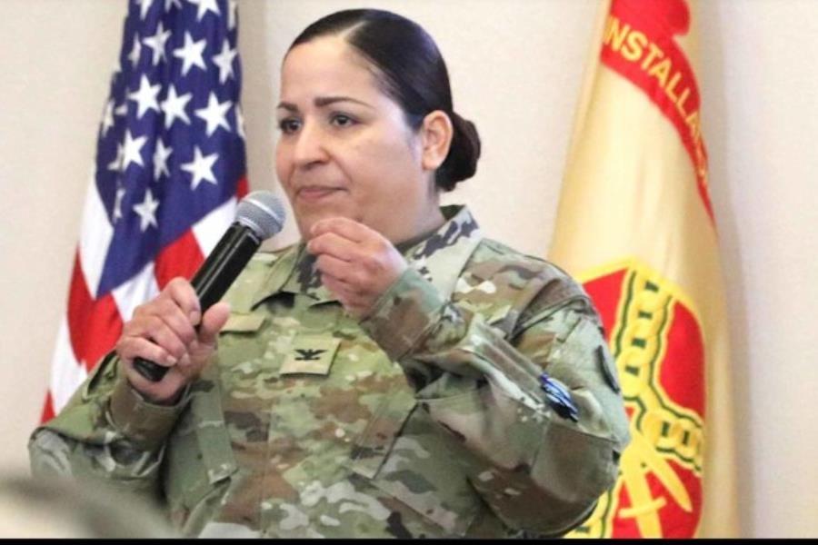 Suspenden a la primera comandante de una base militar de EE.UU., por voltear retrato de Trump hacia una pared Suspenden a la primera comandante de una base militar de EE.UU., por voltear retrato de Trump hacia una pared
