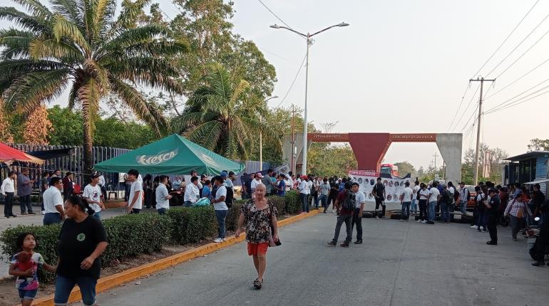 Cierran estudiantes del Tec de Los Ríos la vía Balancán-Villahermosa