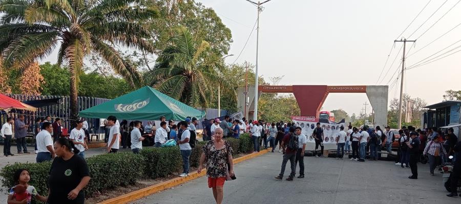 9 estudiantes y maestros del Tec de Los Ríos tienen orden de aprehensión tras protestas: PRD 9 estudiantes y maestros del Tec de Los Ríos tienen orden de aprehensión tras protestas: PRD