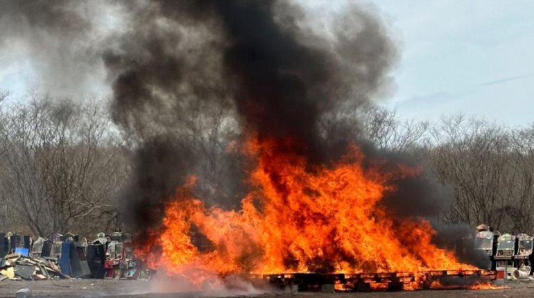 Incineran autoridades federales más de 2 toneladas de narcóticos en Sinaloa