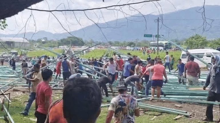 Rapiñan en Chiapas carga de tráiler volcado y luego la ponen en venta en redes sociales