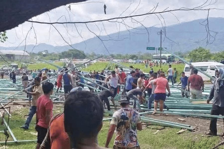 Rapiñan en Chiapas carga de tráiler volcado y luego la ponen en venta en redes sociales Rapiñan en Chiapas carga de tráiler volcado y luego la ponen en venta en redes sociales
