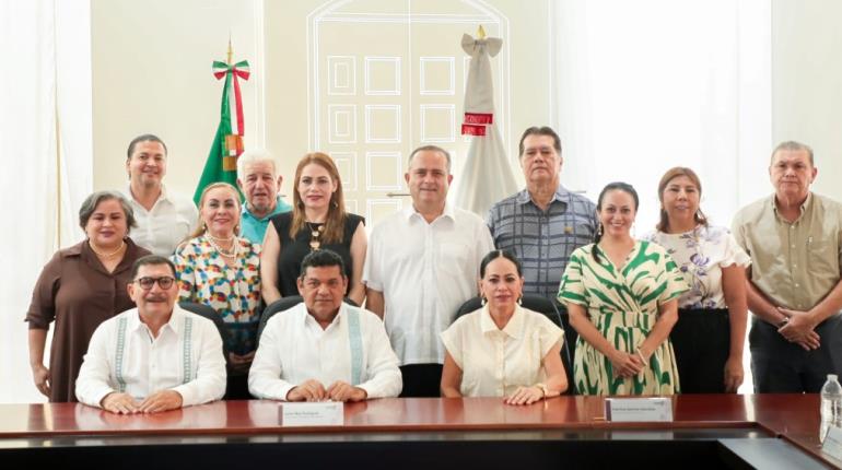 May toma protesta a Juan Molina como presidente del Consejo Directivo del IAP