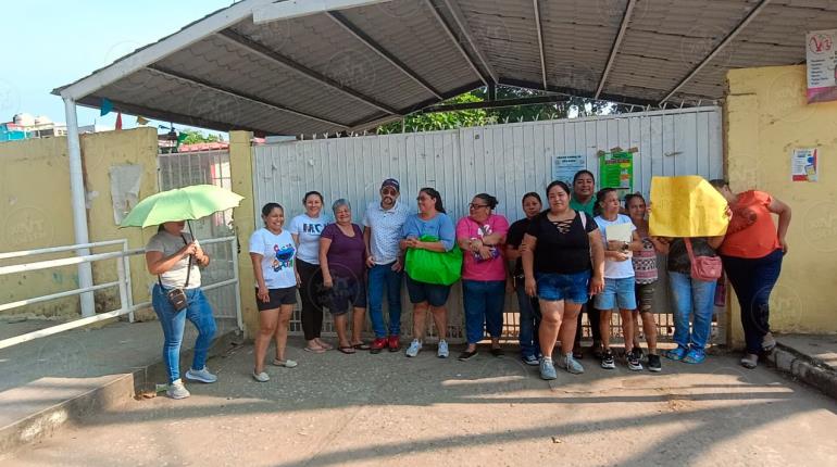 Tras casi 20 días sin luz en primaria de Centro, protestan para pedir solución
