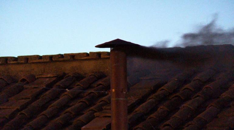 ¡Humo negro! Concluye segunda votación del cónclave sin Papa