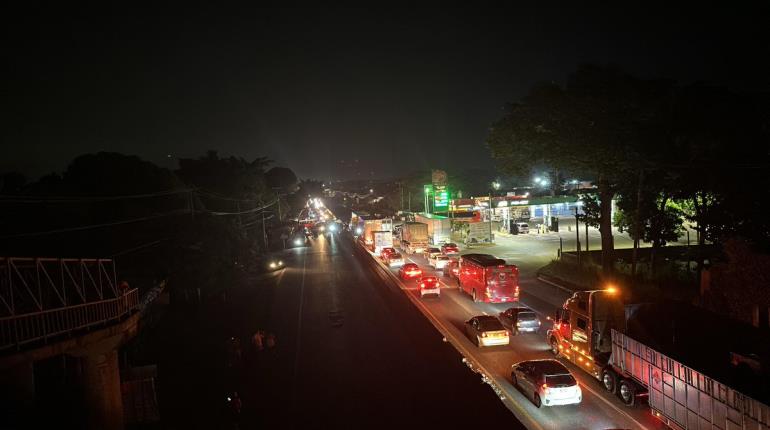 Habitantes de Parrilla 2 bloquean la Villahermosa-Teapa por falta de luz