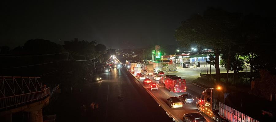 Habitantes de Parrilla 2 bloquean la Villahermosa-Teapa por falta de luz Habitantes de Parrilla 2 bloquean la Villahermosa-Teapa por falta de luz