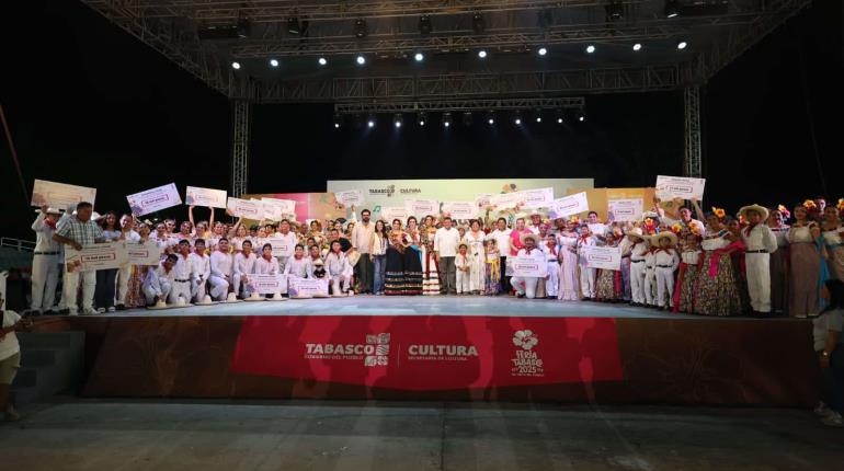 Reconocen a decana maestra de Jalpa y comerciante de Jonuta, durante sexto día de Feria