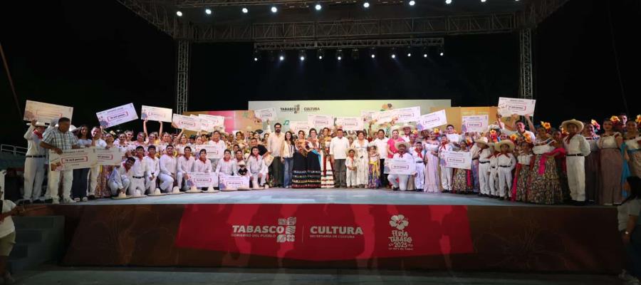 Reconocen a decana maestra de Jalpa y comerciante de Jonuta, durante sexto día de Feria Reconocen a decana maestra de Jalpa y comerciante de Jonuta, durante sexto día de Feria