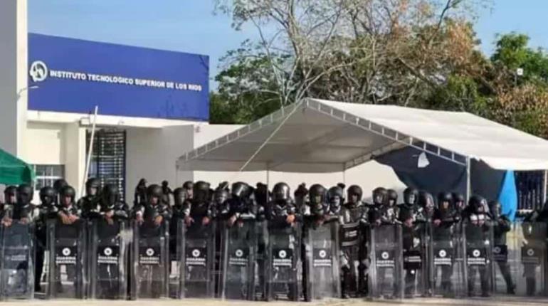 ¡Desalojan Tec de los Ríos! Entre gas lacrimógeno, heridos, arrebatón de bandera y nuevo bloqueo, transcurre 