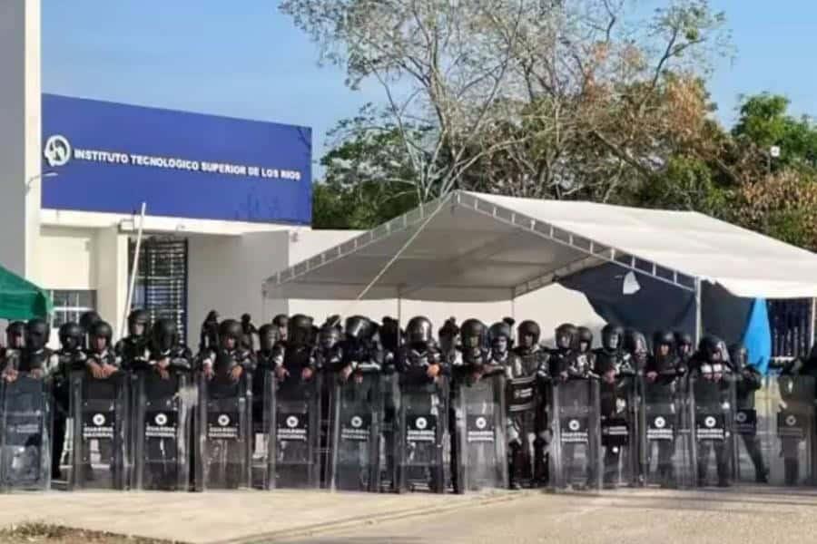 ¡Desalojan Tec de los Ríos! Entre gas lacrimógeno, heridos, arrebatón de bandera y nuevo bloqueo, transcurre ¡Desalojan Tec de los Ríos! Entre gas lacrimógeno, heridos, arrebatón de bandera y nuevo bloqueo, transcurre
