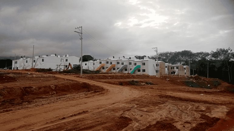 Los reubican para dar paso al tren y les dan viviendas de mala calidad