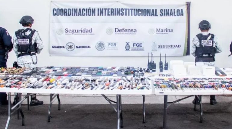 Aseguran autoridades armas blancas, droga, celulares y hasta una cámara fotográfica durante cateo en penal de Sinaloa