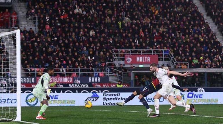 Salva Santi Jiménez partido de Milán vs Bologna, anotando 2 goles