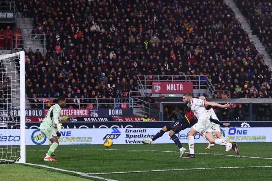 Salva Santi Jiménez partido de Milán vs Bologna, anotando 2 goles
