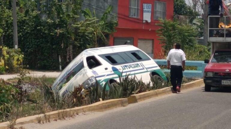 Por esquivar moto, combi cae a dren en Flores del Trópico