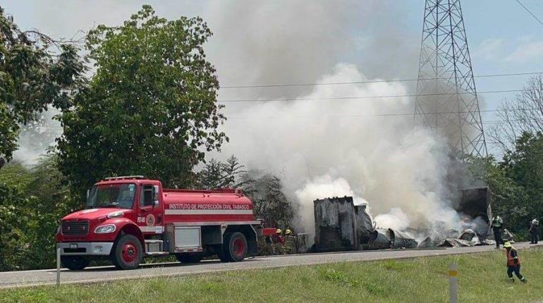 Se incendia caja de tráiler en la Cárdenas-Villahermosa