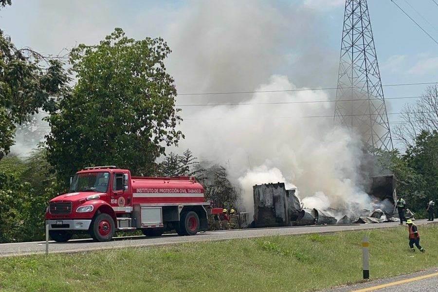 Se incendia caja de tráiler en la Cárdenas-Villahermosa Se incendia caja de tráiler en la Cárdenas-Villahermosa
