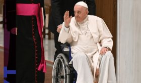 El papa Francisco y su relación con las sillas de ruedas