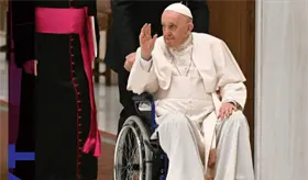 El papa Francisco y su relaci&oacute;n con las sillas de ruedas