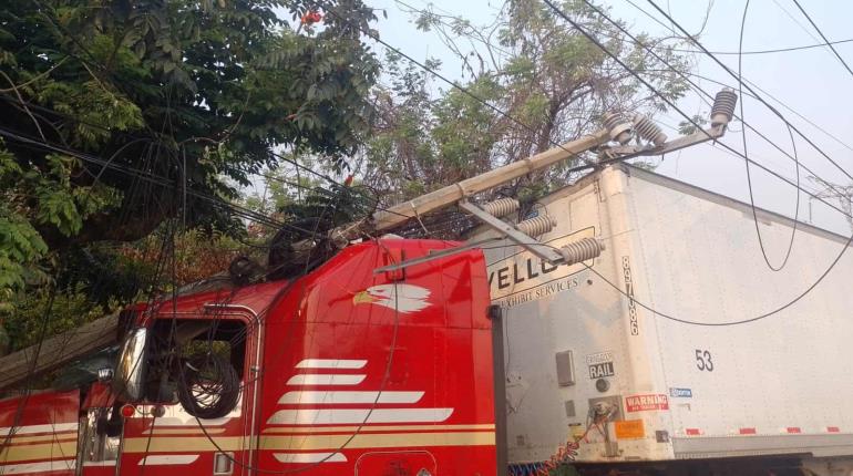 Conductor de tráiler termina fuera de la vía Cárdenas